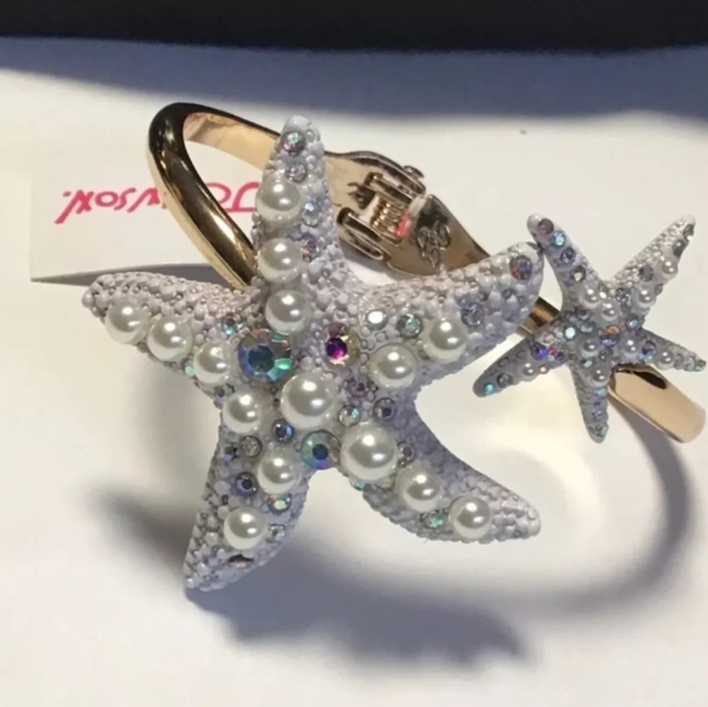 🤍▪️Betsey Johnson ▪️Betsey Johnson Starfish Hinged Bangle Bracelet
